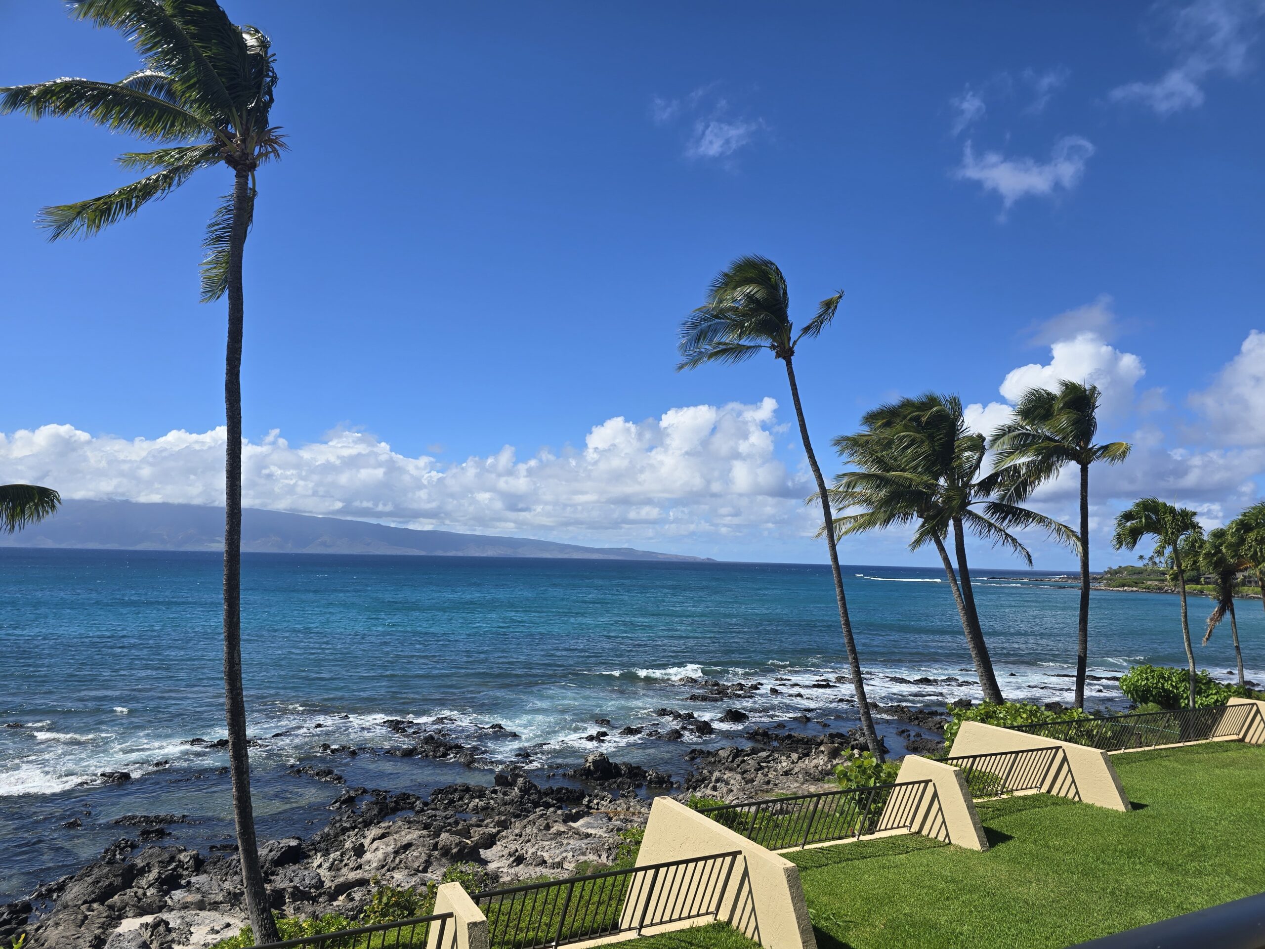 View of the coast in front of the Napili Point Resort